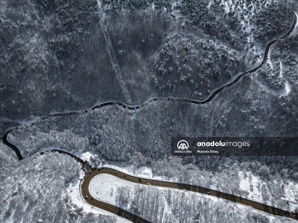 Uludağ yamaçlarının kıvrımlı yolları beyaza büründü