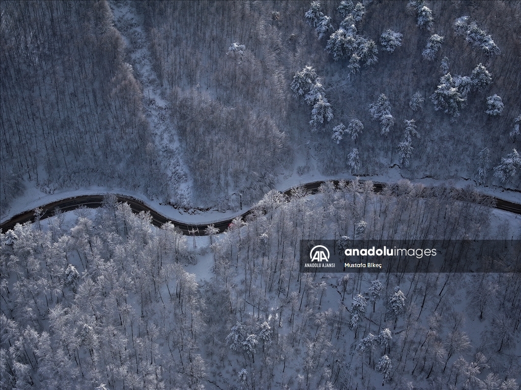 Uludağ yamaçlarının kıvrımlı yolları beyaza büründü