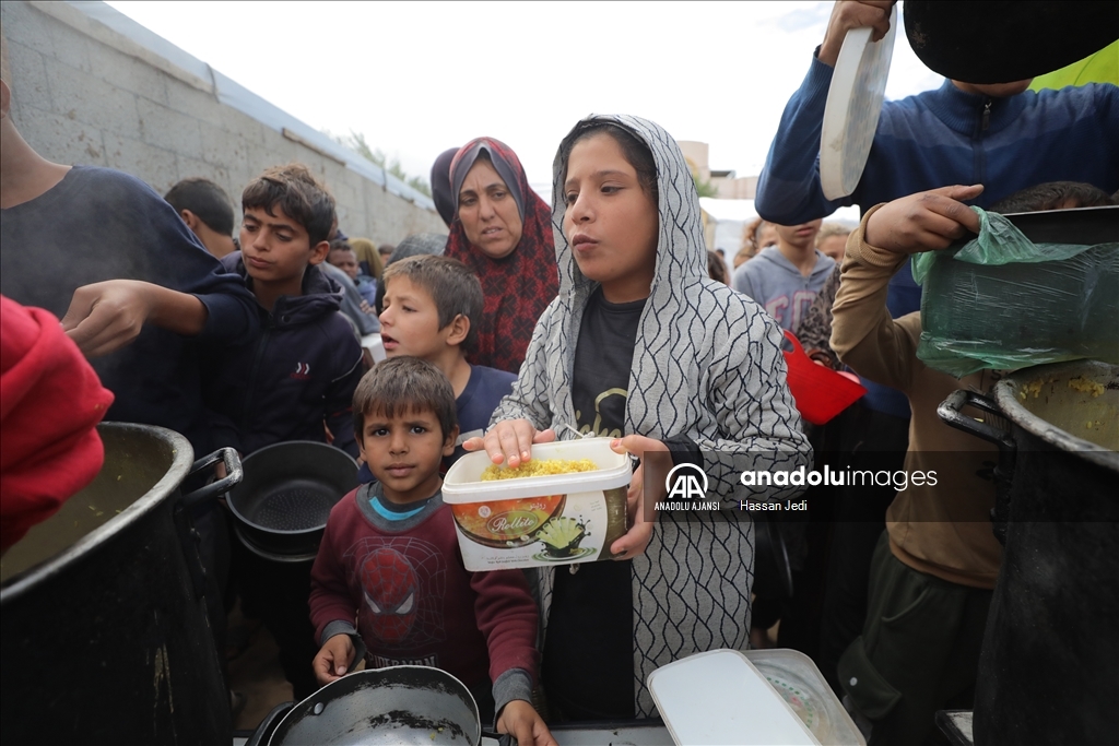 Gazze'deki yardım kuruluşları Filistinlilere sıcak yemek dağıttı