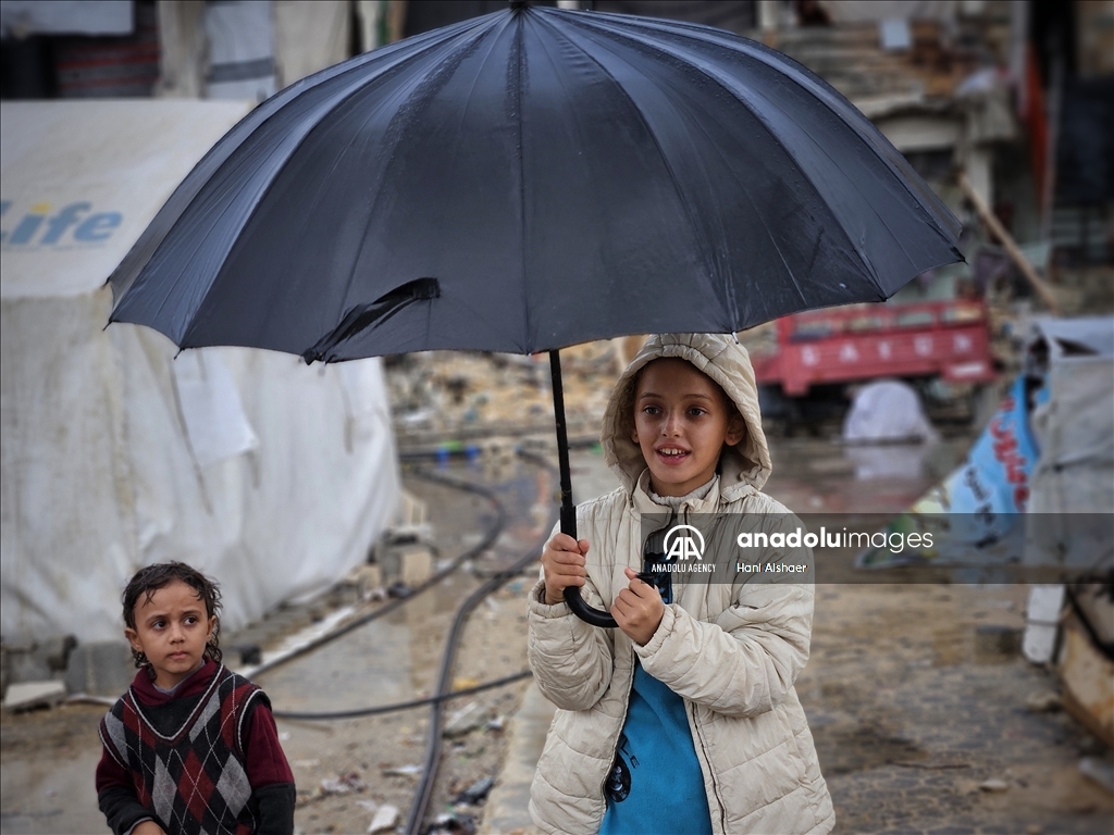 سكان الخيام في غزة.. إبادة إسرائيل تطردهم والأمطار تغرقهم