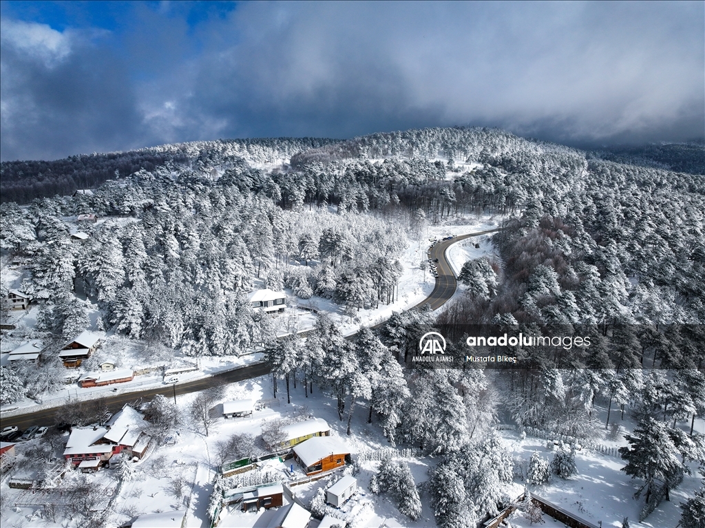 Uludağ yamaçlarının kıvrımlı yolları beyaza büründü