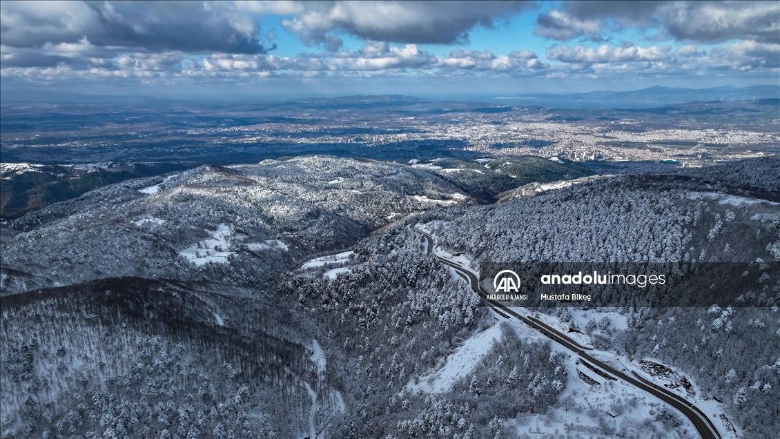 Uludağ yamaçlarının kıvrımlı yolları beyaza büründü