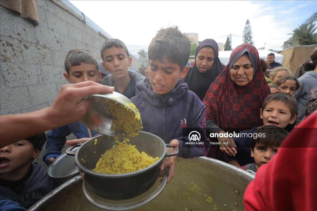 Gazze'deki yardım kuruluşları Filistinlilere sıcak yemek dağıttı