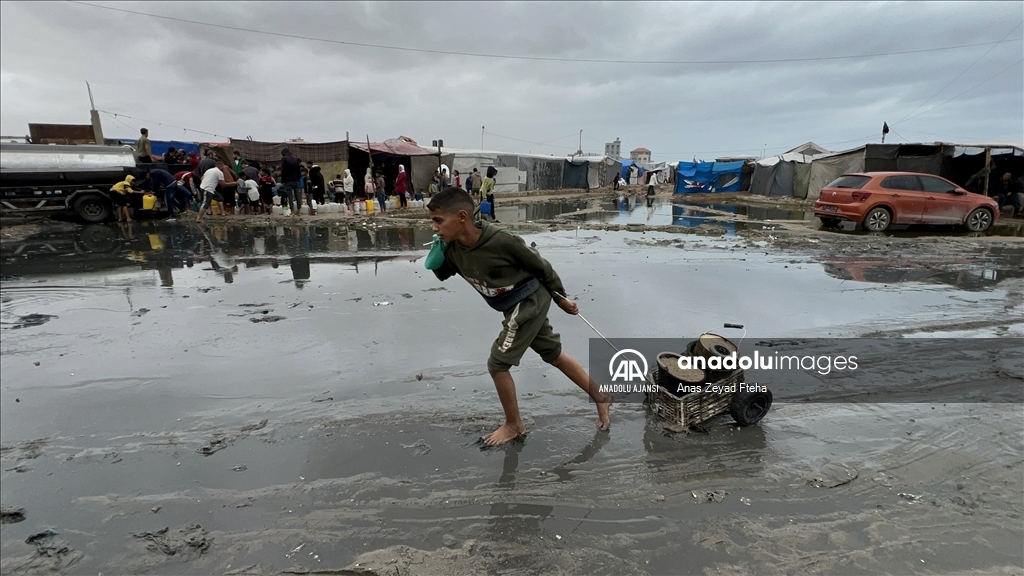 İsrail'in saldırılarıyla göçe zorladığı Filistinliler, yağmur ve soğuk havayla mücadele ediyor