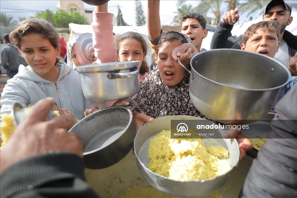 Gazze'deki yardım kuruluşları Filistinlilere sıcak yemek dağıttı