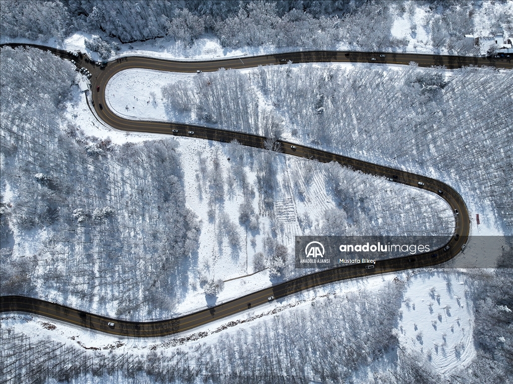 Uludağ yamaçlarının kıvrımlı yolları beyaza büründü