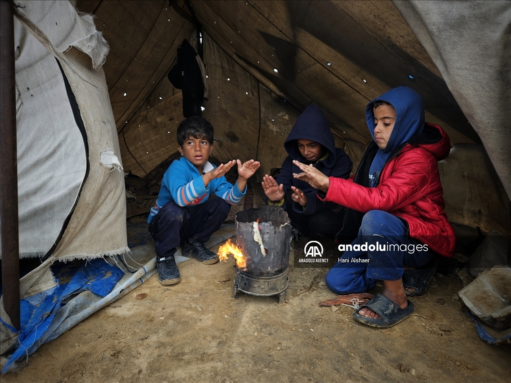 Obilne kiše i hladnoća dodatno otežavaju preživljavanje raseljenih Palestinaca u Pojasu Gaze 