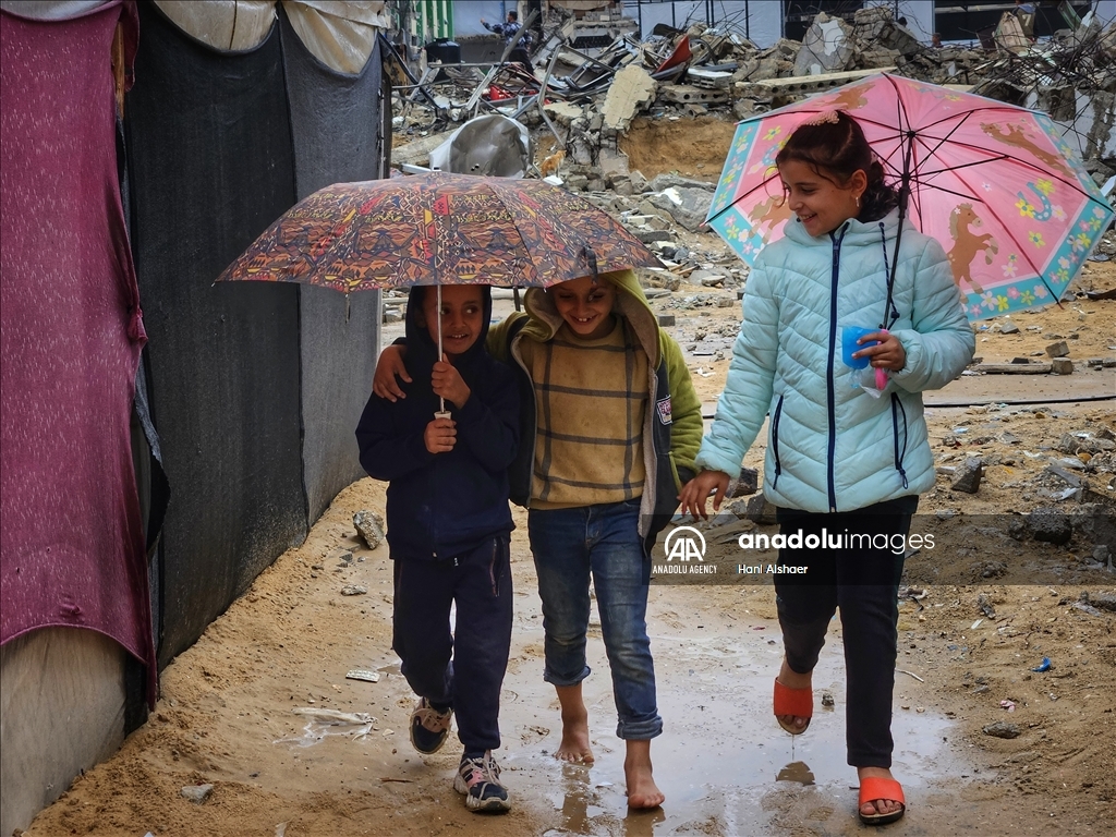 سكان الخيام في غزة.. إبادة إسرائيل تطردهم والأمطار تغرقهم