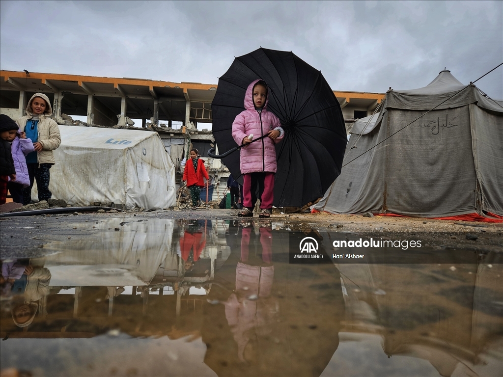 Obilne kiše i hladnoća dodatno otežavaju preživljavanje raseljenih Palestinaca u Pojasu Gaze 