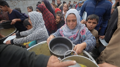 Gazze'deki yardım kuruluşları Filistinlilere sıcak yemek dağıttı