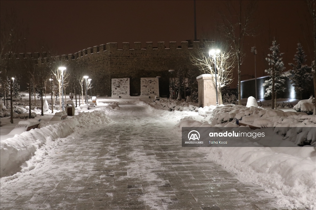 Kar yağışıyla Erzurum'un tarihi mekanları beyaza büründü