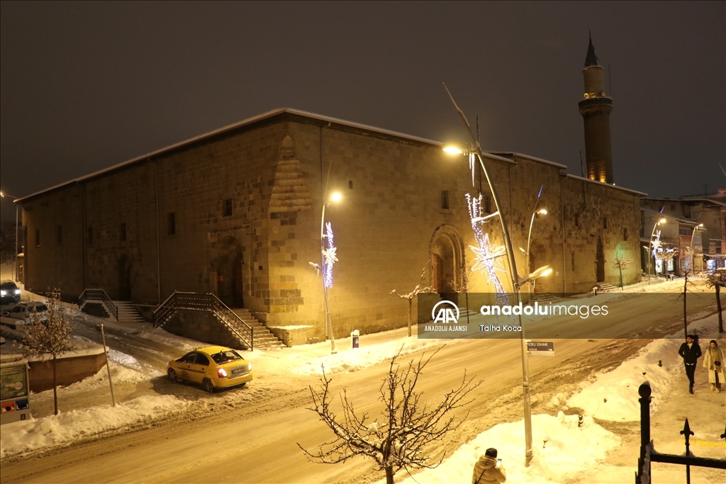 Kar yağışıyla Erzurum'un tarihi mekanları beyaza büründü