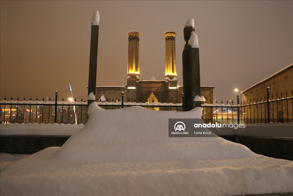 Kar yağışıyla Erzurum'un tarihi mekanları beyaza büründü