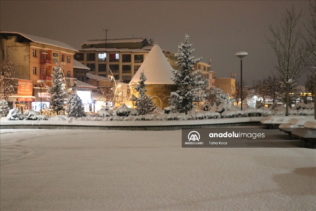 Kar yağışıyla Erzurum'un tarihi mekanları beyaza büründü