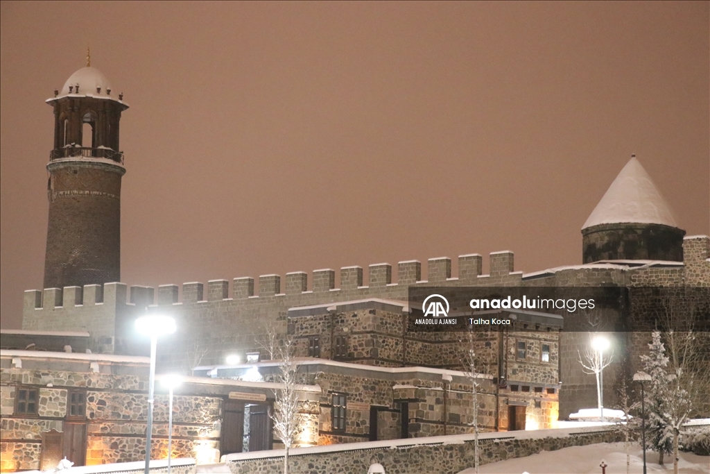 Kar yağışıyla Erzurum'un tarihi mekanları beyaza büründü