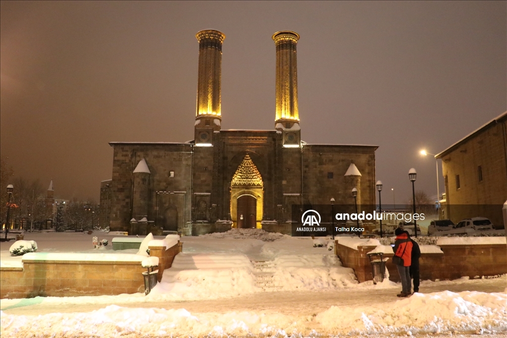 Kar yağışıyla Erzurum'un tarihi mekanları beyaza büründü