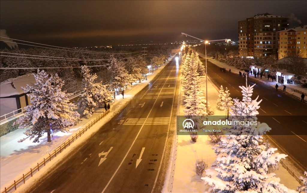 Kar yağışıyla Erzurum'un tarihi mekanları beyaza büründü