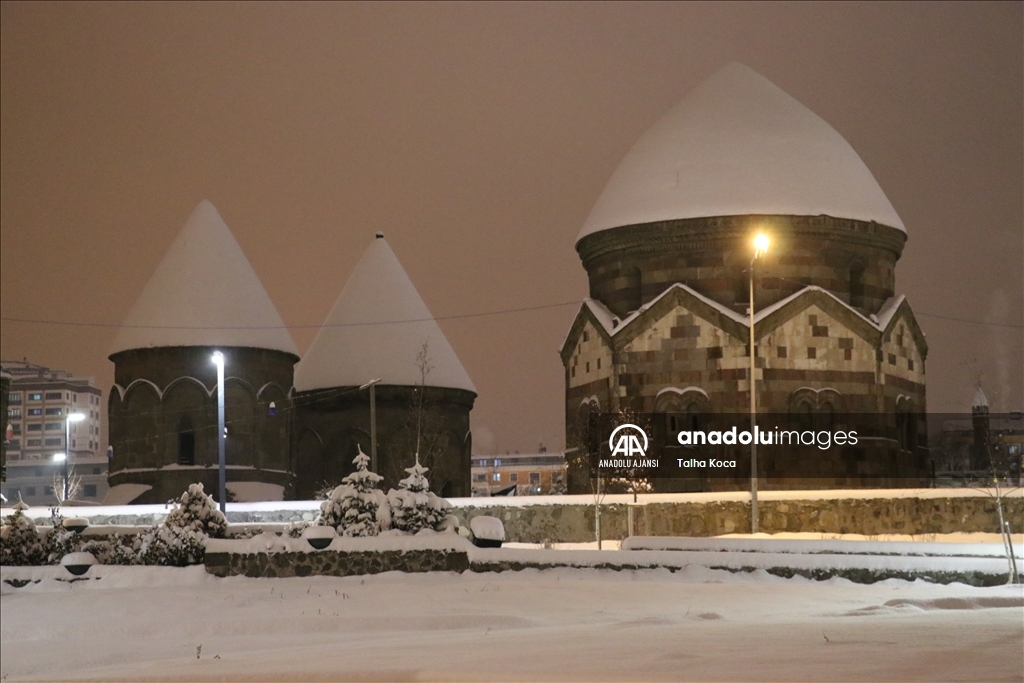 Kar yağışıyla Erzurum'un tarihi mekanları beyaza büründü