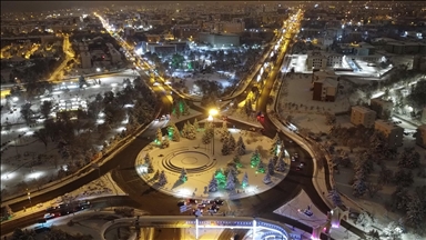 Kar yağışıyla Erzurum'un tarihi mekanları beyaza büründü