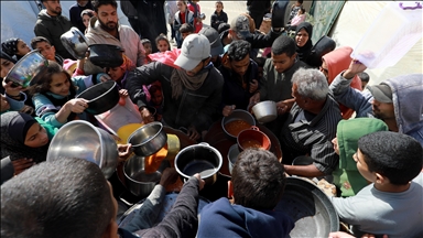 Gazze'de yerinden edilmiş Filistinlilere yemek dağıtıldı