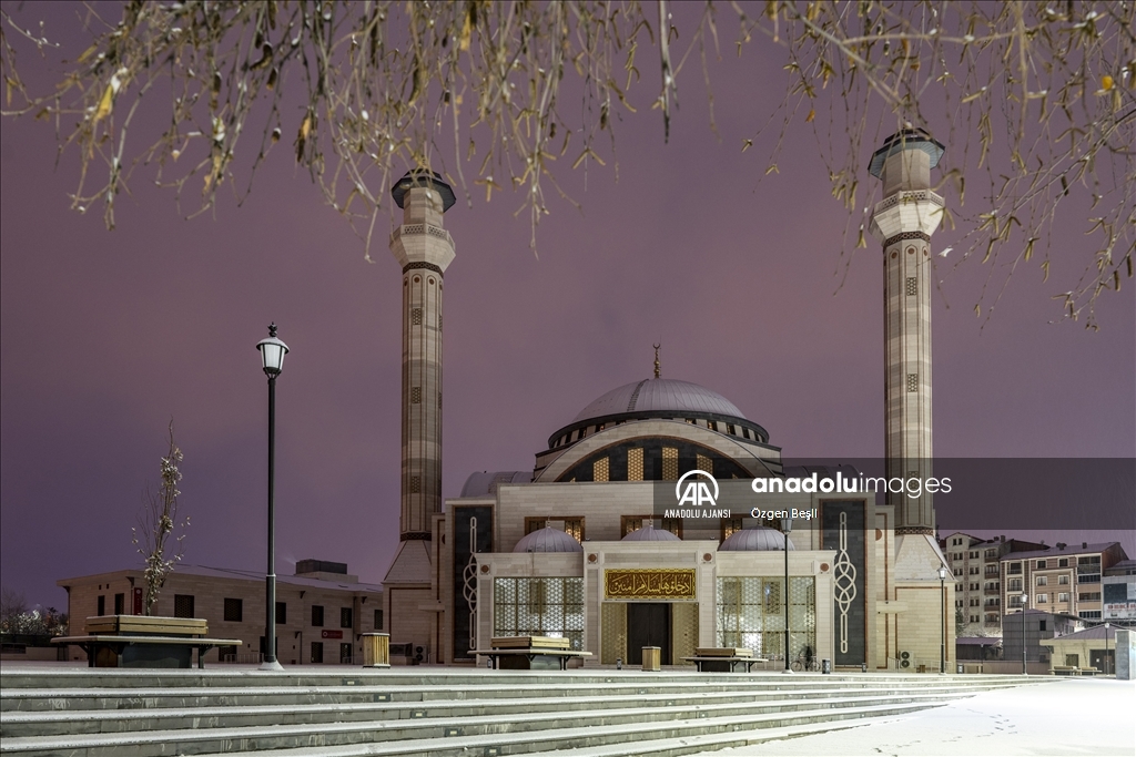 Kars kar yağışıyla beyaza büründü