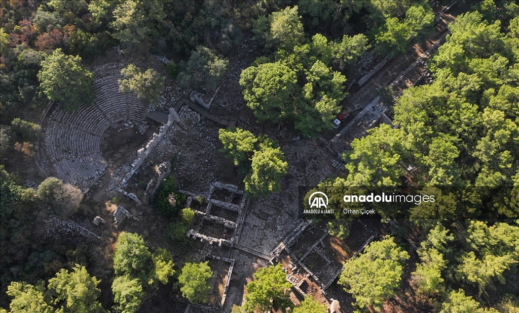 Phaselis Antik Kenti'ndeki kazılarda kutsal alan ve adak heykeller bulundu