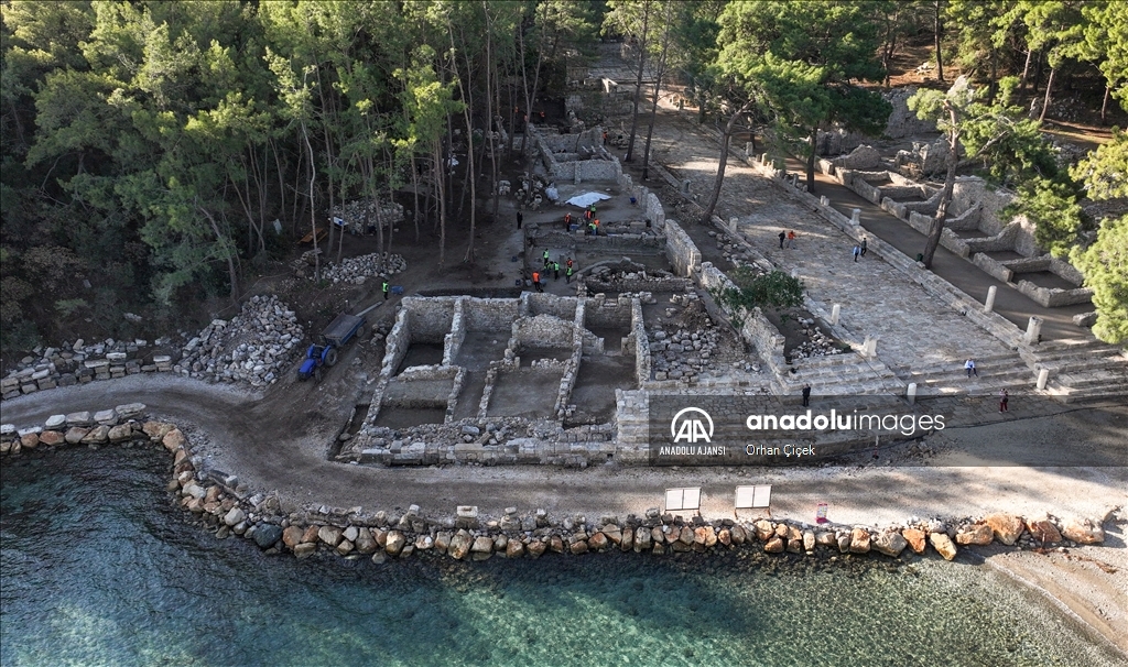 Phaselis Antik Kenti'ndeki kazılarda kutsal alan ve adak heykeller bulundu