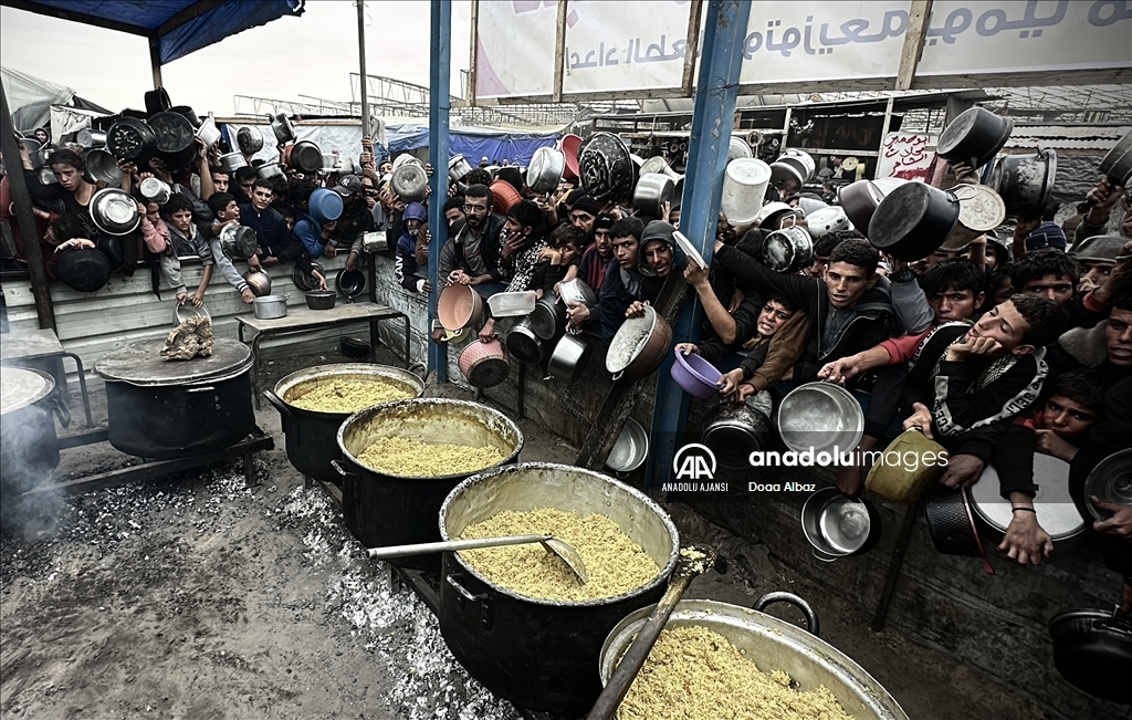Gazze'de yerinden edilmiş Filistinlilere yemek dağıtıldı