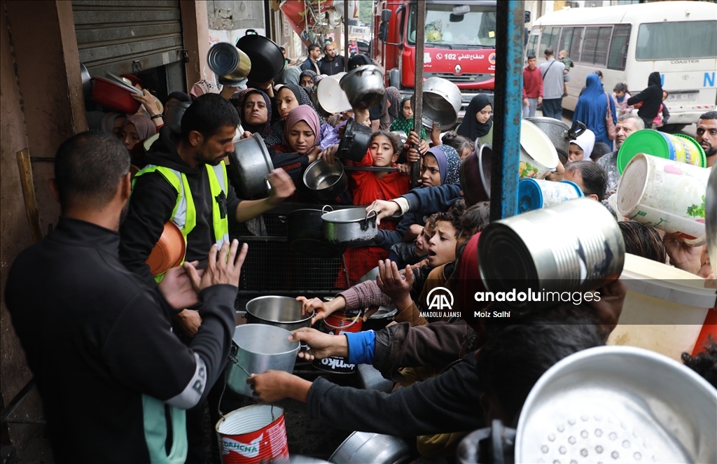 Gazze'de yerinden edilmiş Filistinlilere yemek dağıtıldı