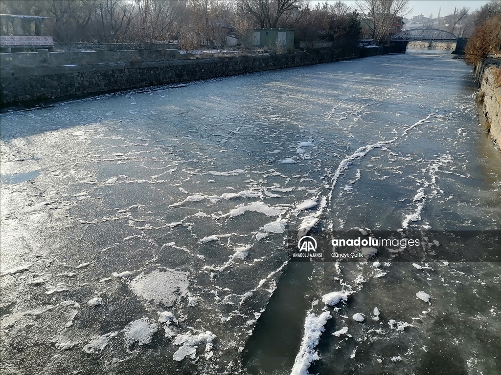 Kars Çayı soğuk hava nedeniyle kısmen buzla kaplandı