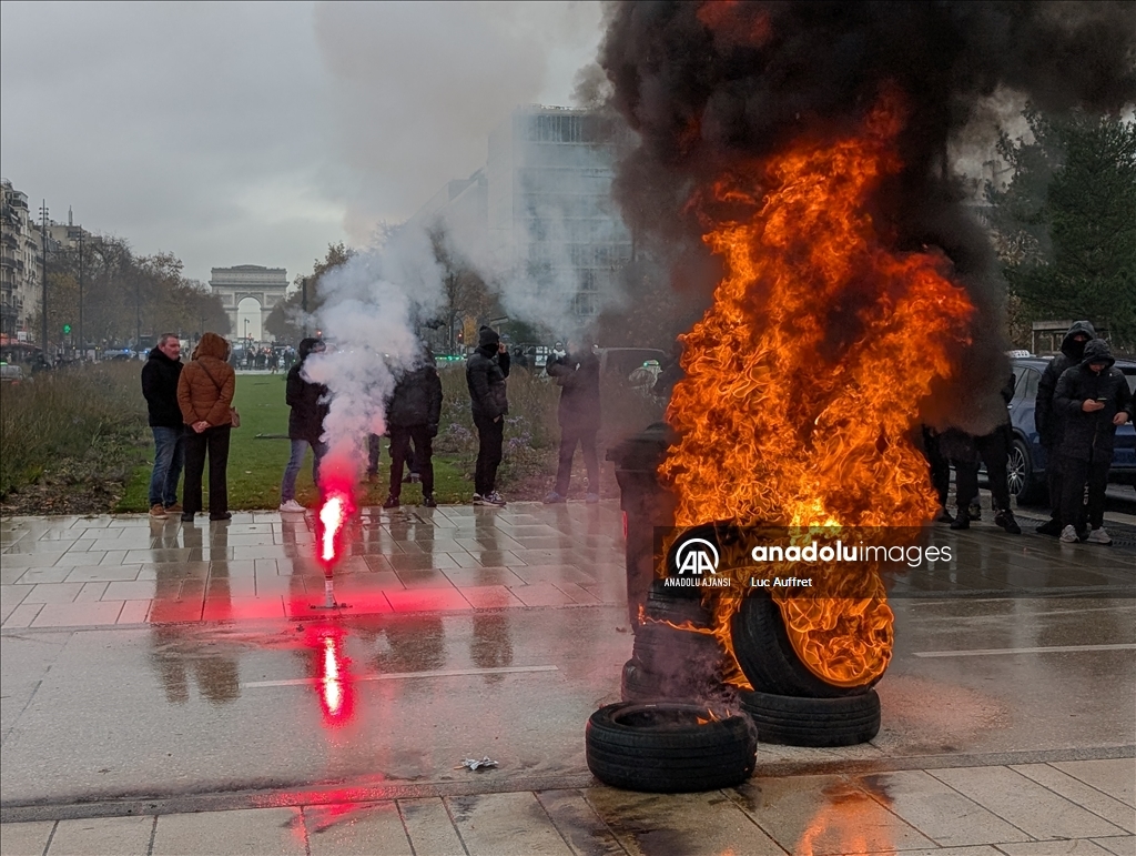 Fransa'da yüzlerce taksi şoförü protesto düzenledi