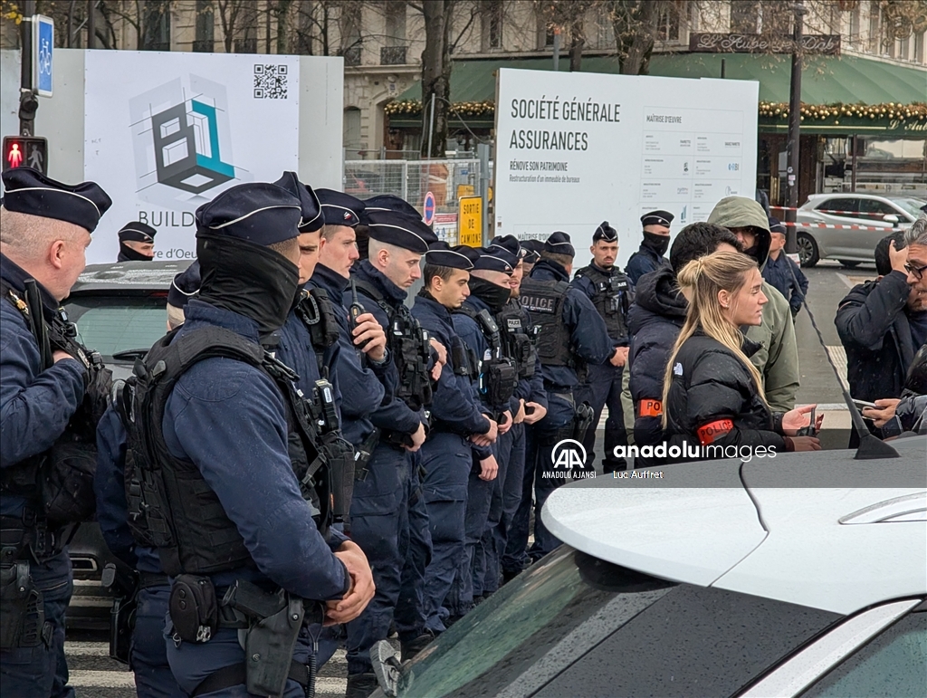 Fransa'da yüzlerce taksi şoförü protesto düzenledi