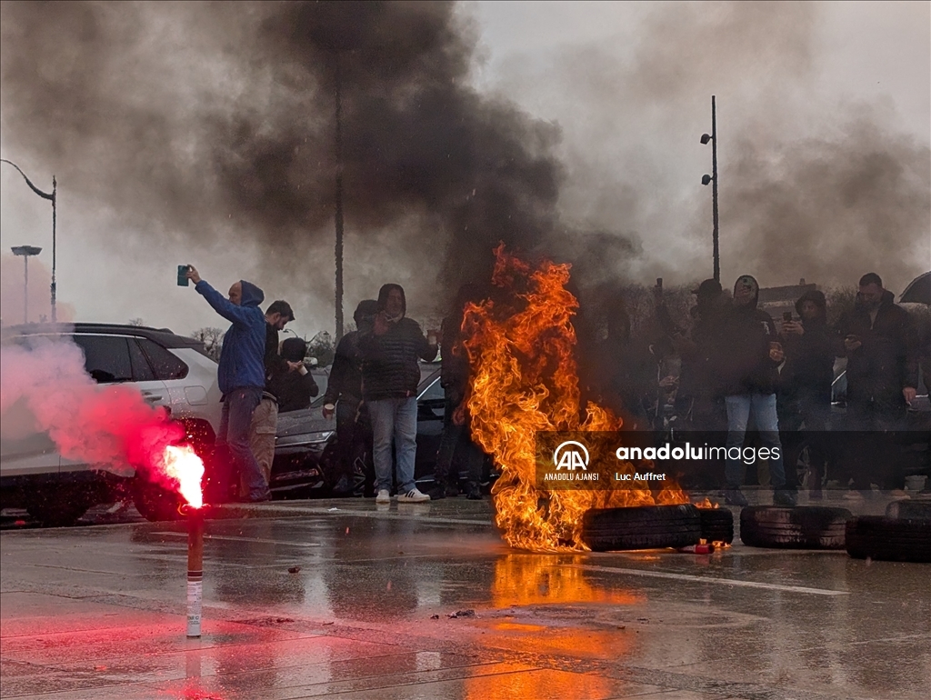 Fransa'da yüzlerce taksi şoförü protesto düzenledi