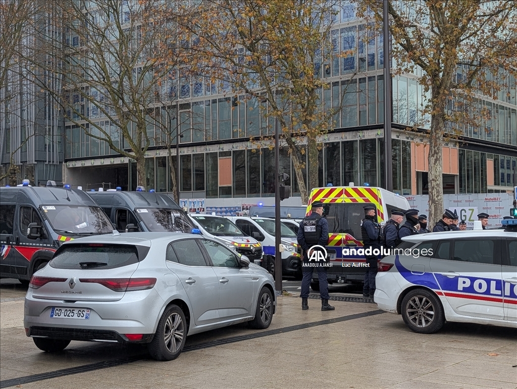 Fransa'da yüzlerce taksi şoförü protesto düzenledi