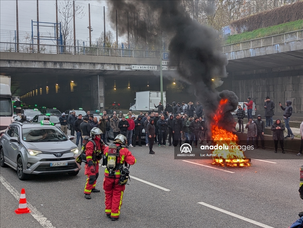 Fransa'da yüzlerce taksi şoförü protesto düzenledi