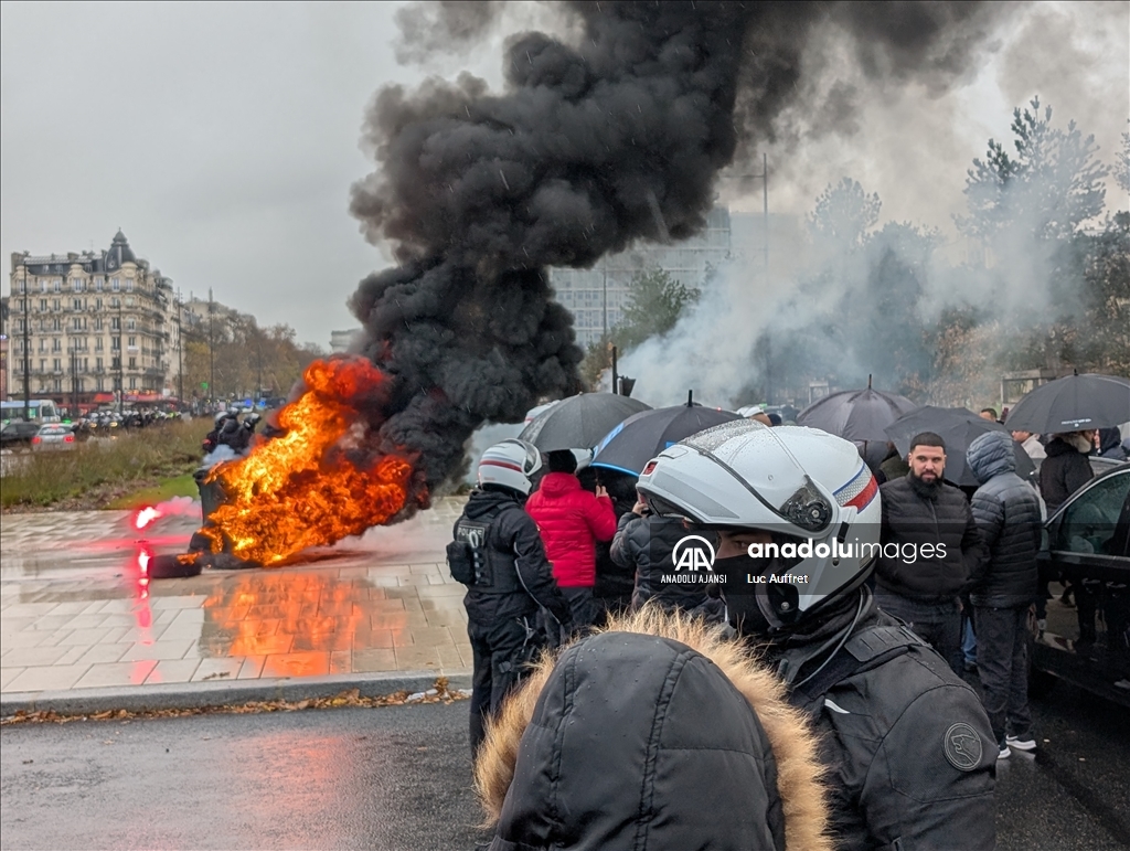 Fransa'da yüzlerce taksi şoförü protesto düzenledi