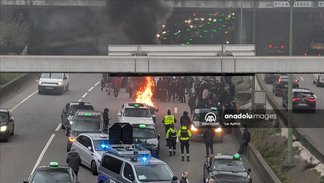 Fransa'da yüzlerce taksi şoförü protesto düzenledi