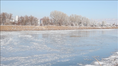 Sivas'ta Kızılırmak Nehri'nin bir bölümü buz tuttu