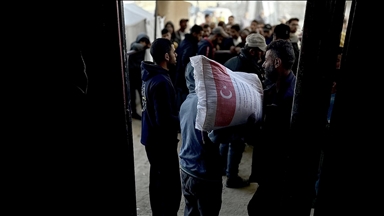 AFAD, gıda krizinin yaşandığı Gazze'de Filistinlilere un dağıttı