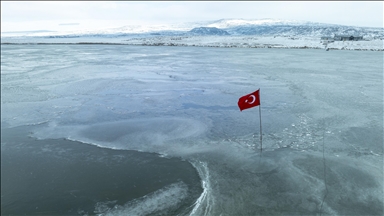 Buz tutmaya başlayan Çıldır Gölü, havadan görüntülendi