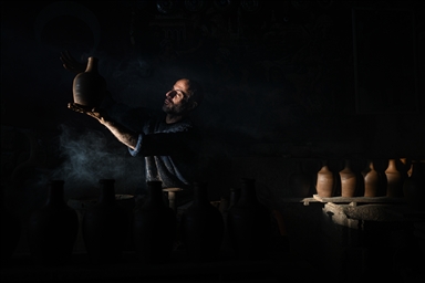 Cappadocia's 30-year pottery master continue his profession in Türkiye's Nevsehir