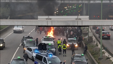 Fransa'da yüzlerce taksi şoförü protesto düzenledi