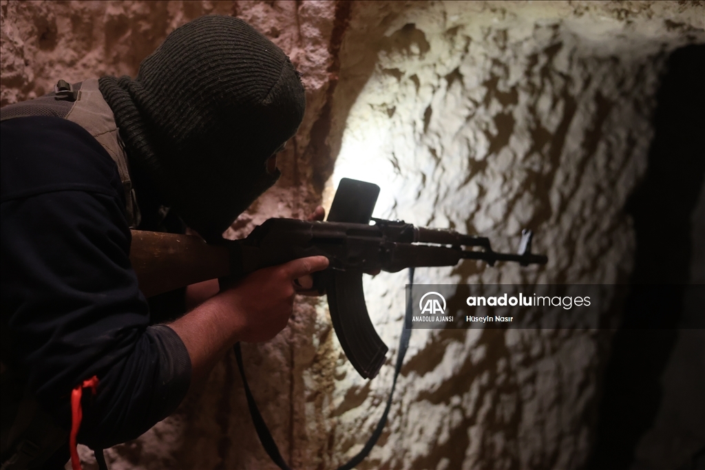Suriyeli muhalifler, teröristlerin Tel Rıfat'taki 10 kilometrelik tünel şebekesini tarıyor