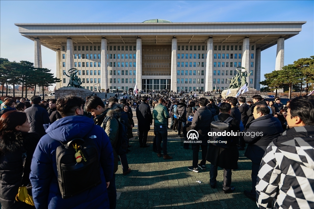 Seul'de sıkıyönetim ilanı politik kaosa yol açtı