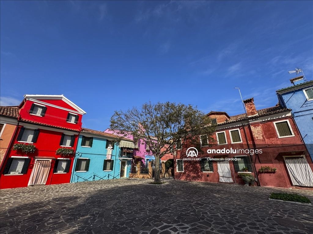 Venedik'in Murano Adası, tarihi ve renkli yapılarıyla ilgi çekiyor