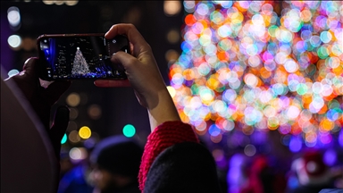 New York'ta bulunan Rockefeller Center'da yılbaşı ağacı ışıklandırıldı