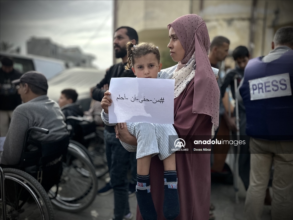 İsrail'in Gazze'ye yönelik saldırılarında uzuvlarını kaybeden Filistinli çocuklar gösteri düzenledi