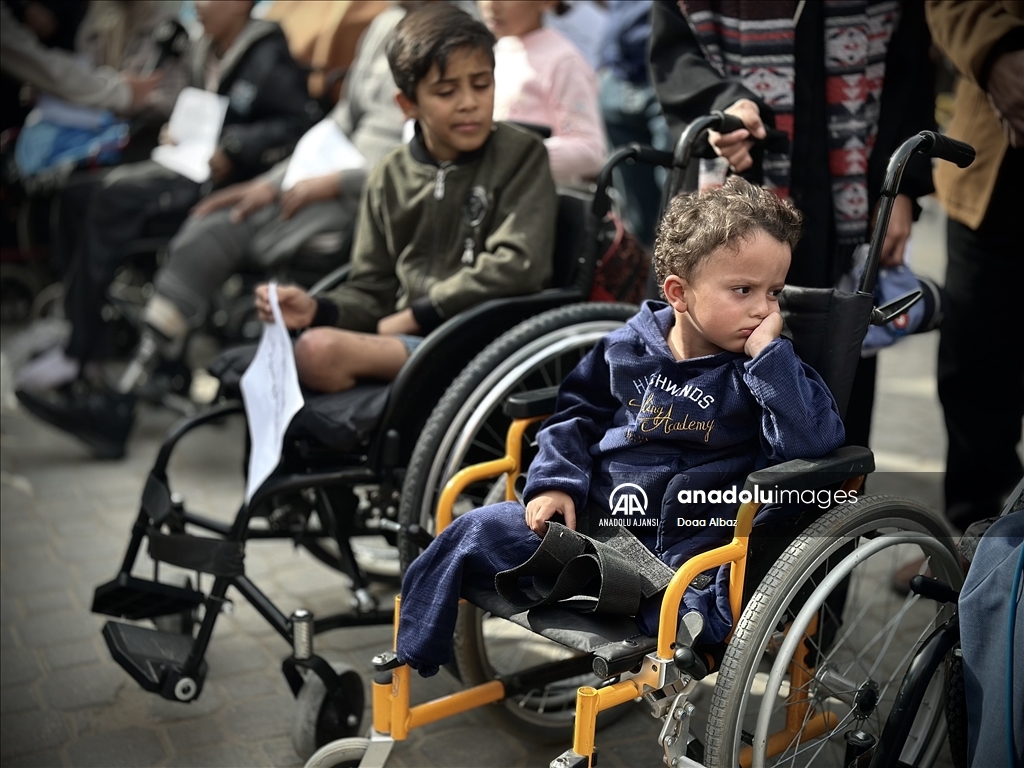 İsrail'in Gazze'ye yönelik saldırılarında uzuvlarını kaybeden Filistinli çocuklar gösteri düzenledi