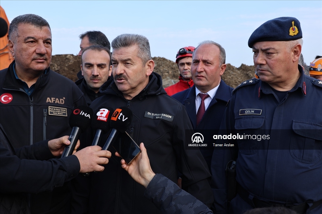 Artvin'de heyelan sonucu kapanan Karadeniz Sahil Yolu'nda çalışmalar devam ediyor