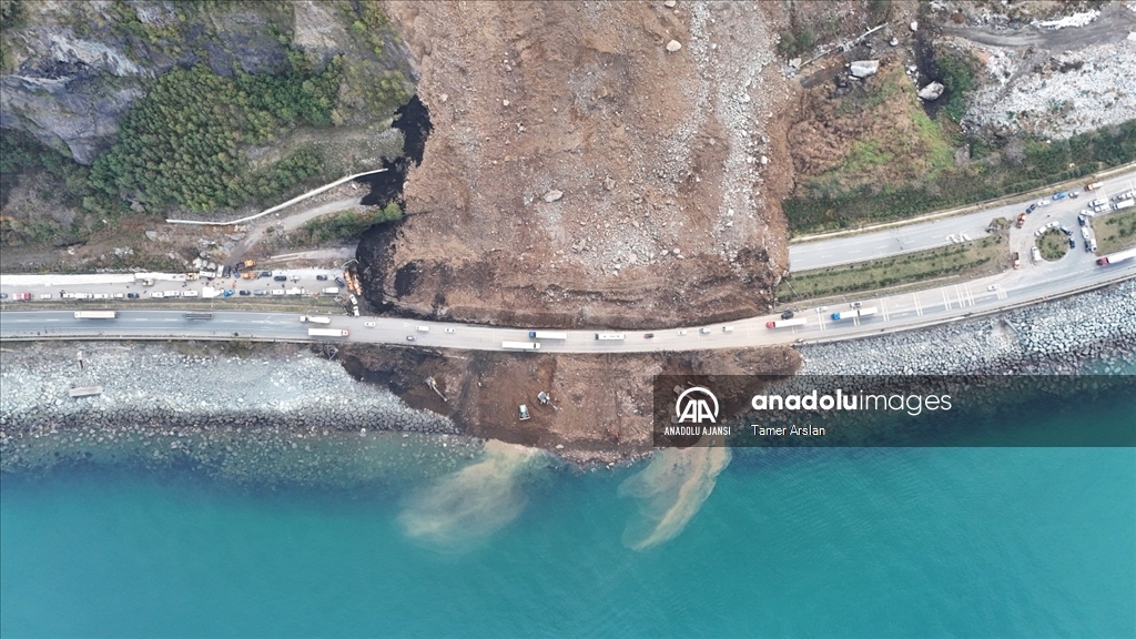 Artvin'de heyelan sonucu kapanan Karadeniz Sahil Yolu'nda çalışmalar devam ediyor